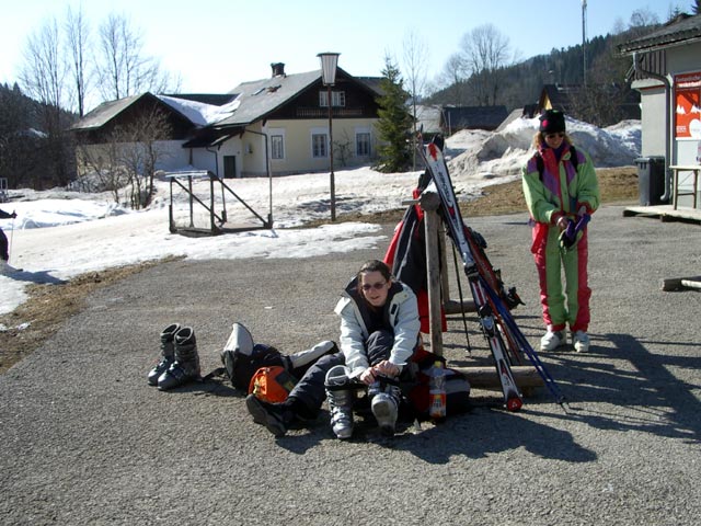 Daniela und Sonja bei der Talstation des 3er-Sessellifts Eibenkogl