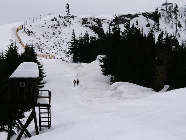 von der Bergstation des Schneidlifts Richtung Gipfel