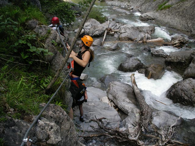 ÖTK-Klettersteig: Daniela und Theresa zwischen Schlüsselstelle und zweiter Wehranlage (7. Juli)