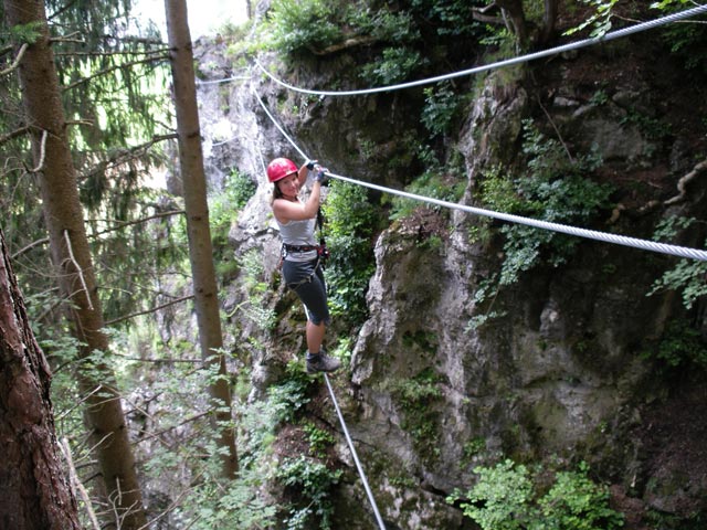 Koflwand-Klettersteig: Doris auf der Seilbrücke (8. Juli)