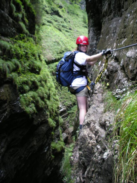 Postalmklamm-Klettersteig: Daniela zwischen Hangelbrücke und Schwarzem Loch