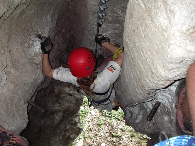 Roßlochhöhlen-Klettersteig: Daniela in der Höhle