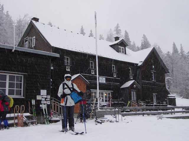 Daniela beim Unterberg-Schutzhaus, 1.187 m (1. Jän.)