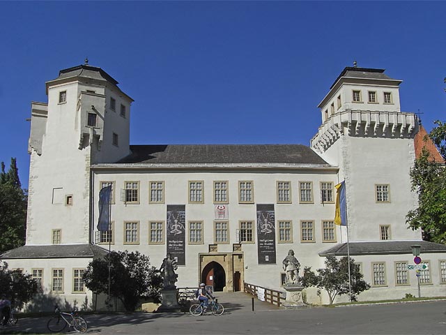 Daniela beim Museum für Urgeschichte