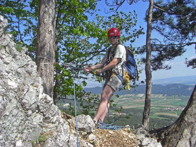 Bergfreundesteig: Daniela am Stand nach der 1. Seillänge der Variante