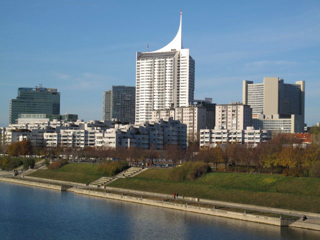 Donau City von der Kaisermühlenbrücke aus