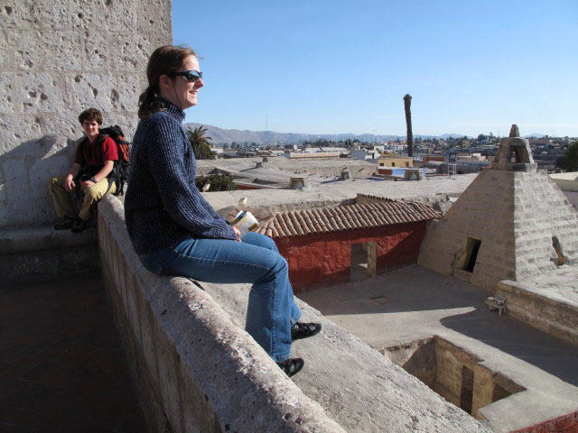 Valentin und Daniela im Monasterio de Santa Catalina in Arequipa (5. Juli)