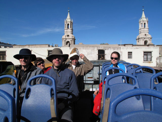 Roland, Valentin, Norbert, Harald und Daniela am Arequipa Sightseeing Bus (7. Juli)