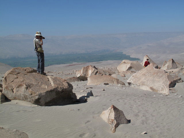 Harald in den Petroglifos de Toro Muerto (8. Juli)