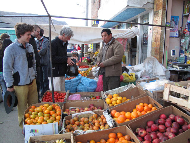 Valentin, Norbert, Roland und Harald am Mercado de Chivay, 3.635 m (9. Juli)