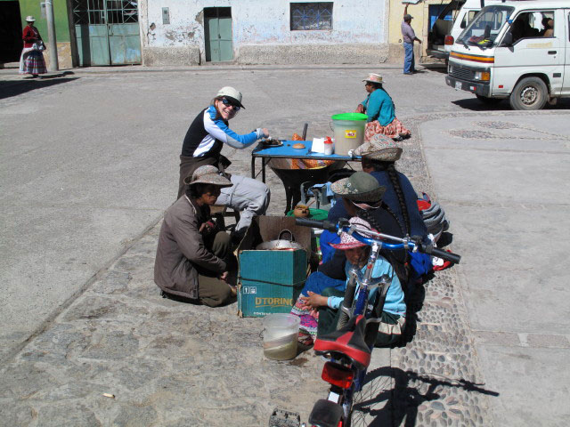 Daniela auf der Plaza de Armas in Tuti, 3.790 m (10. Juli)
