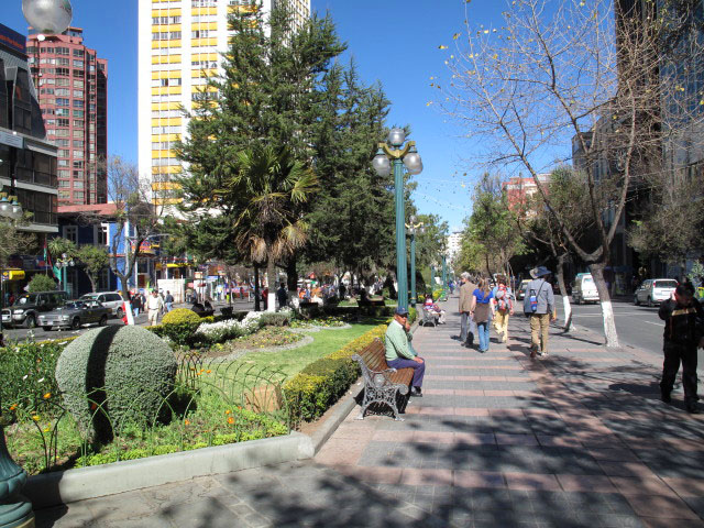 Harald, Daniela, Valentin und Roland in der Calle Mariscal Santa Cruz in La Paz (24. Juli)