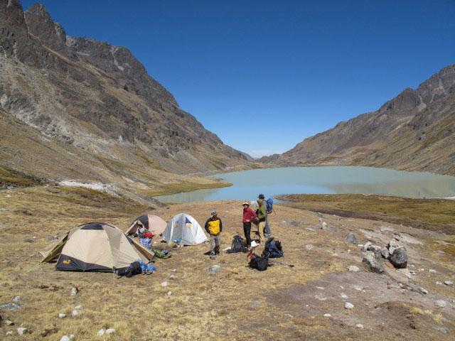?, Harald, Valentin und Roland bei der Laguna Janq'u Quta (26. Juli)