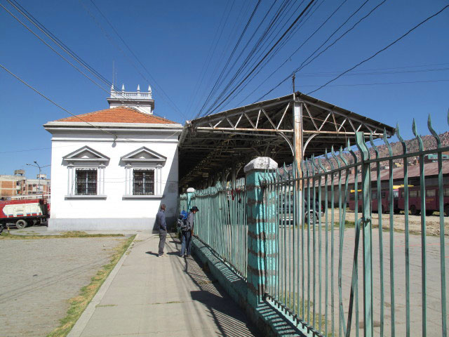 Norbert und Roland beim ehemaligen Terminal Trenes in La Paz (29. Juli)