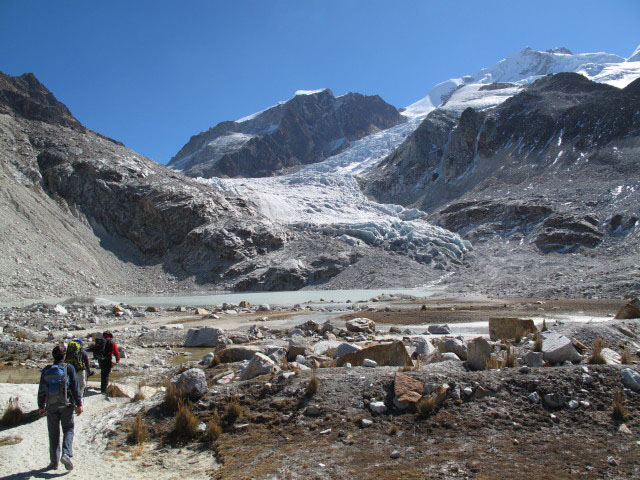 Roland, Daniela und ? am Fu&szlig; des Huayna Potosi (30. Juli)