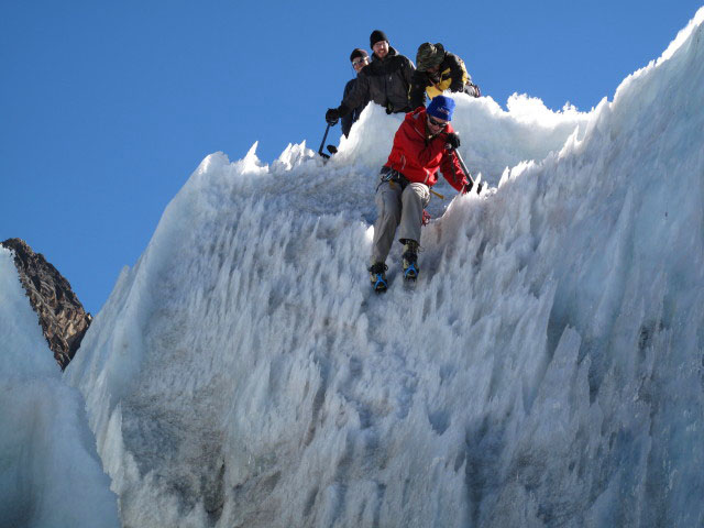 Roland, Norbert, ? und Daniela am Fu&szlig; des Huayna Potosi (30. Juli)