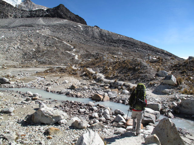 Daniela zwischen Refugio Jank'u Khunu Uta und Refugio Campo Alto Roca (31. Juli)