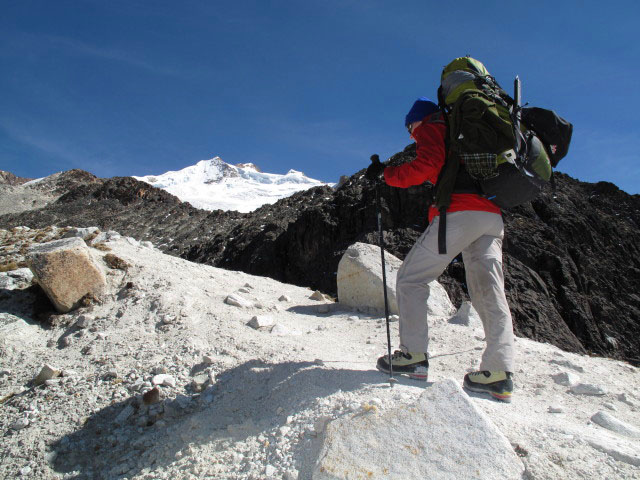 Daniela zwischen Refugio Jank'u Khunu Uta und Refugio Campo Alto Roca (31. Juli)