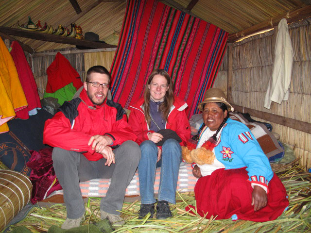 Norbert, Daniela und ? auf einer schwimmenden Insel der Urus am Lago Titicaca, 3.810 m (3. Aug.)