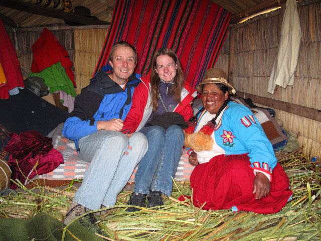 Ich, Daniela und ? auf einer schwimmenden Insel der Urus am Lago Titicaca, 3.810 m (3. Aug.)