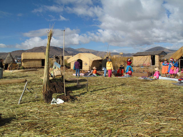 schwimmende Insel der Urus am Lago Titicaca, 3.810 m (3. Aug.)