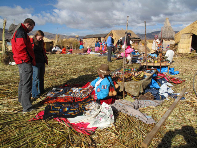 Norbert und Daniela auf einer schwimmenden Insel der Urus am Lago Titicaca, 3.810 m (3. Aug.)