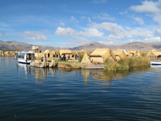 schwimmende Inseln der Urus am Lago Titicaca, 3.810 m (3. Aug.)