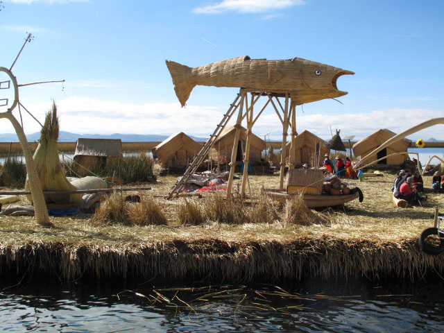 schwimmende Insel der Urus am Lago Titicaca, 3.810 m (3. Aug.)
