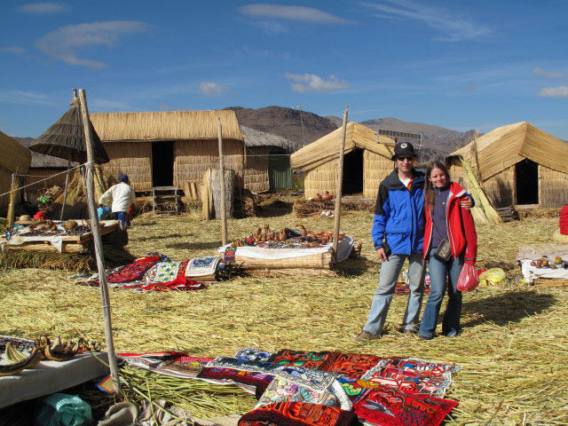 Ich und Daniela auf einer schwimmenden Insel der Urus am Lago Titicaca, 3.810 m (3. Aug.)