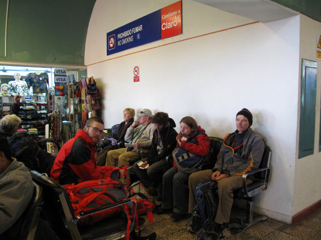 Harald, Norbert, Valentin, Daniela und Roland im Aeropuerto Inca Manco Cápac Internacional in Juliaca, 3.826 m (5. Aug.)