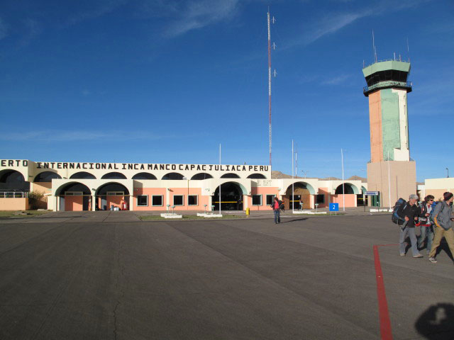 Harald, Valentin und Roland am Aeropuerto Inca Manco Cápac Internacional in Juliaca, 3.826 m (5. Aug.)