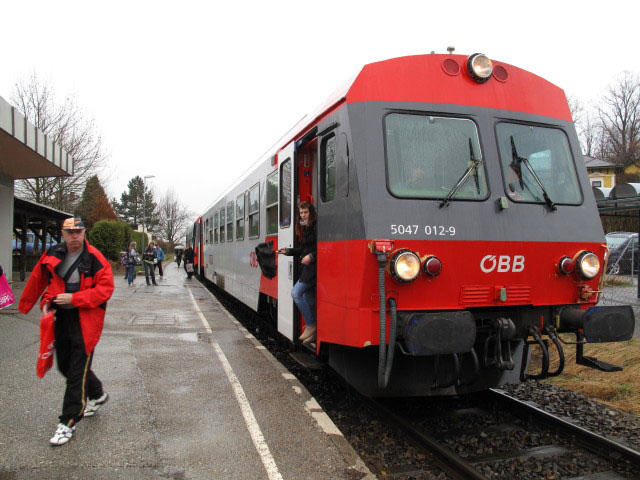 5047 012-9 als REX 6716 im Bahnhof Kreisbach, 325 m (18. März)