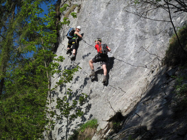 Schmied-Klettersteig: Romana und Norbert auf der Ahornplatte