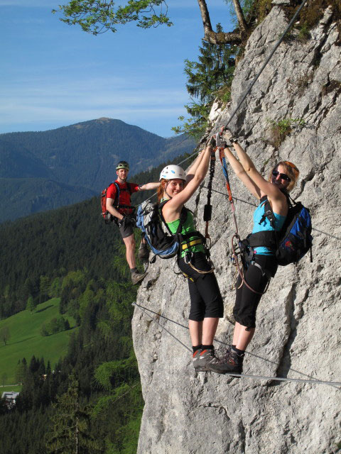 Schmied-Klettersteig: Norbert, Romana und Sabrina auf der Faschlbrücke