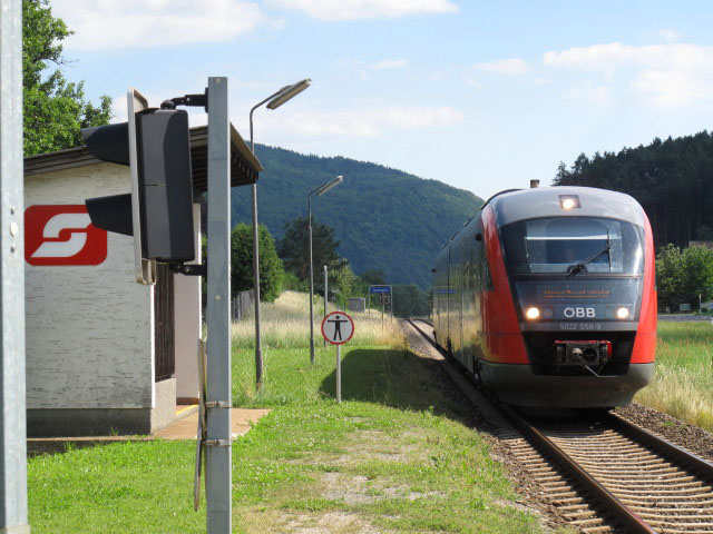 5022 058-9 als R 2754 bei der Einfahrt in den Bahnhof Gleißenfeld, 360 m