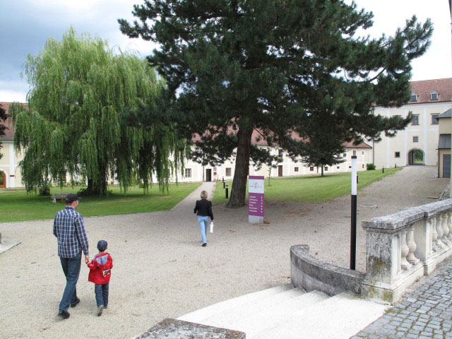 Mama im Klosterhof