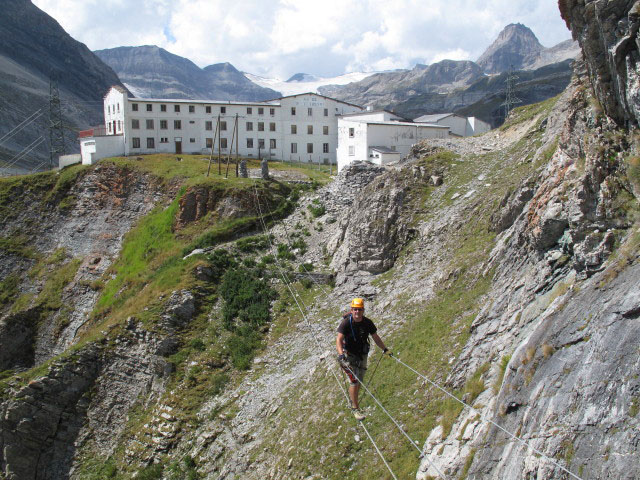 Gemmiwand-Klettersteig: Axel auf der 3-Seil-Brücke
