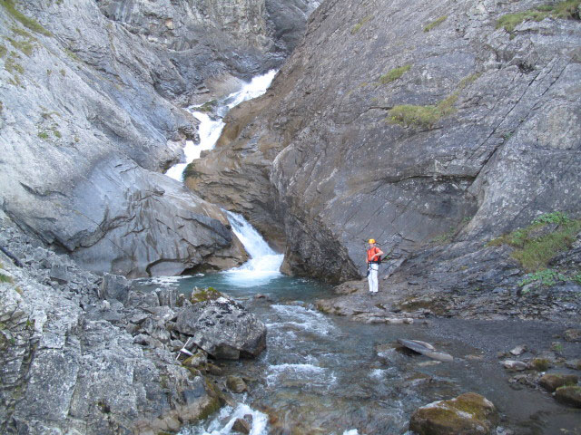Chäligang-Klettersteig: Andreas beim Aussichtspunkt Wasserfall