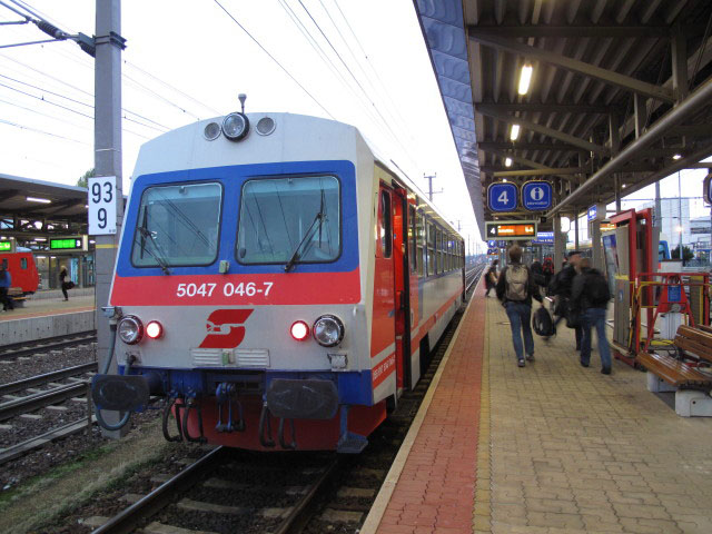 5047 046-7 als R 7025 im Bahnhof Pöchlarn, 214 m