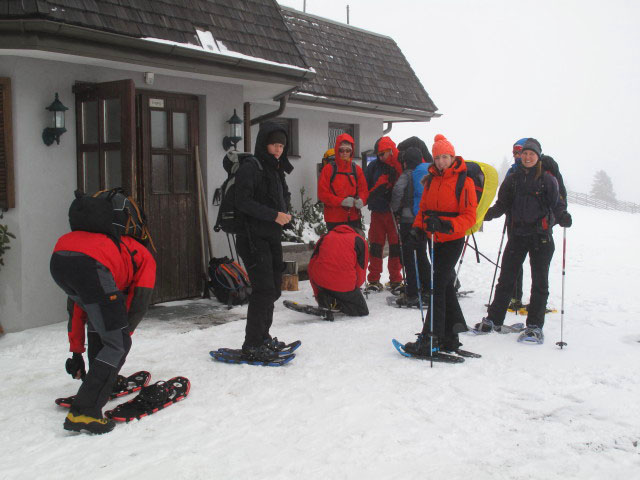 Michael, Marion, Manuela, Stefan, Peter, Claudia, Christina, Gabriela und Sonja beim Roseggerhaus, 1.586 m (1. Jän.)
