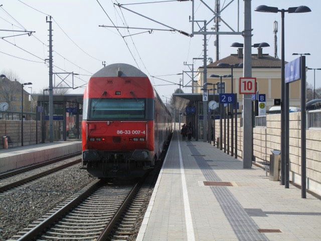REX 1620 im Bahnhof Melk