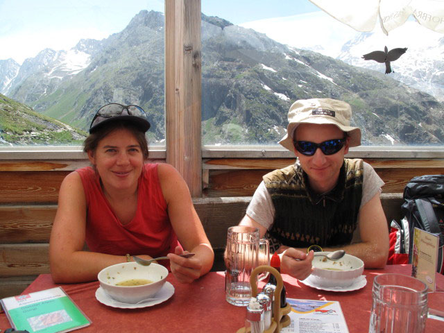 Gudrun und Christoph in der Langtaleregghütte, 2.430 m (30. Juni)