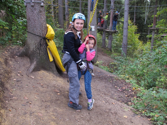 Diana und Daria am Ende des Parcours 'Marienkäfer' im Kletterwald Buchenberg