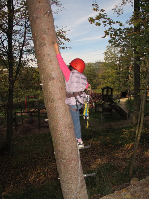 Daria im Parcours 'Eichelhäher' im Kletterwald Buchenberg