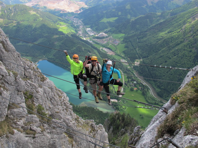 Kaiser-Franz-Joseph-Klettersteig: Sabrina, ich und Romana auf der Seilbrücke (18. Mai)