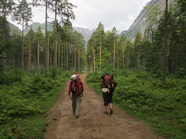 Christoph und Gudrun zwischen Bluntaumühle und Bluntauseen (15. Juni)