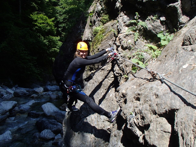 Klabauter-Klettersteig: Miriam beim fünften Wasserfall