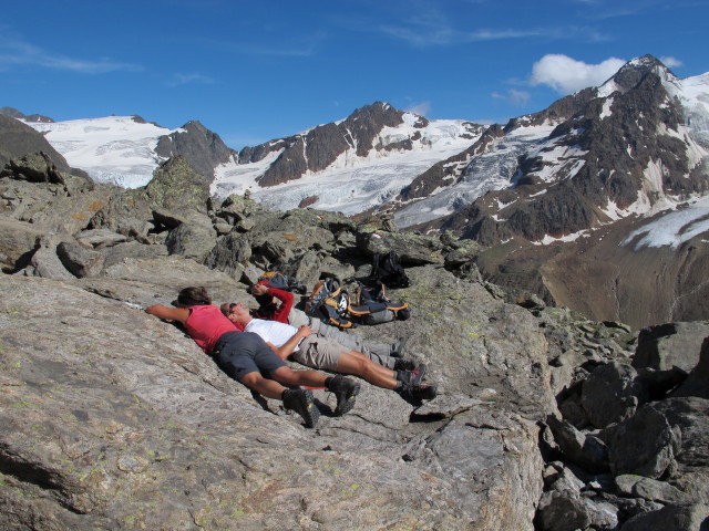 Gudrun, ich und Christoph am östlichen Teil des Adlersteigs zwischen Vorderem Schmied und Weißkugelhütte (15. Aug.)
