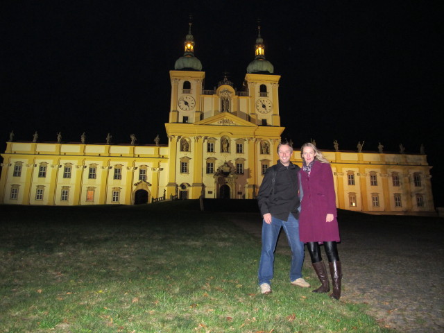 Ich und Andrea bei der Basilika Mariä Heimsuchung, 382 m