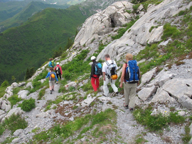 Irmgard, Hannelore, Jasmin, Dominika, Erich und Edith zwischen Cellonschulter und Plöckenpass